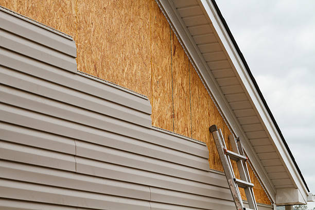 Professional Siding Replacement technician working in Toronto, OH